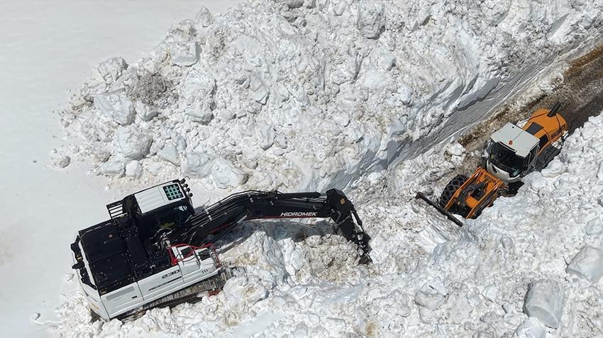 Yaz gelecek derken kar 5 metreyi aştı! Yollar ulaşıma kapandı