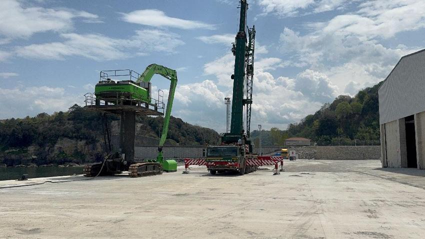 Zonguldak'ın Alaplı Limanı'nda tarihi gün yaşandı, yeni rıhtıma ilk gemi yanaştı