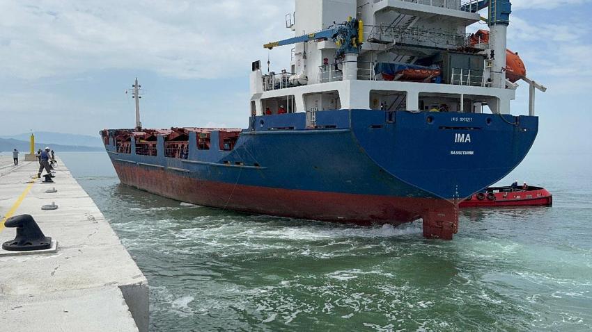 Zonguldak'ın Alaplı Limanı'nda tarihi gün yaşandı, yeni rıhtıma ilk gemi yanaştı