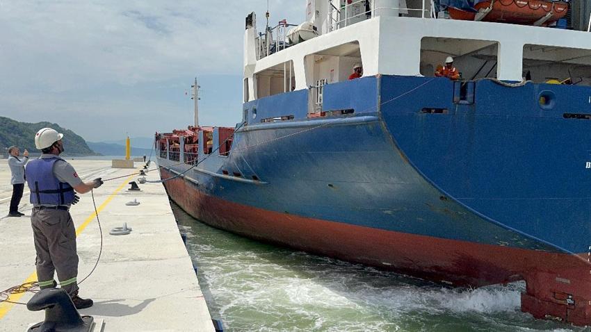 Zonguldak'ın Alaplı Limanı'nda tarihi gün yaşandı, yeni rıhtıma ilk gemi yanaştı