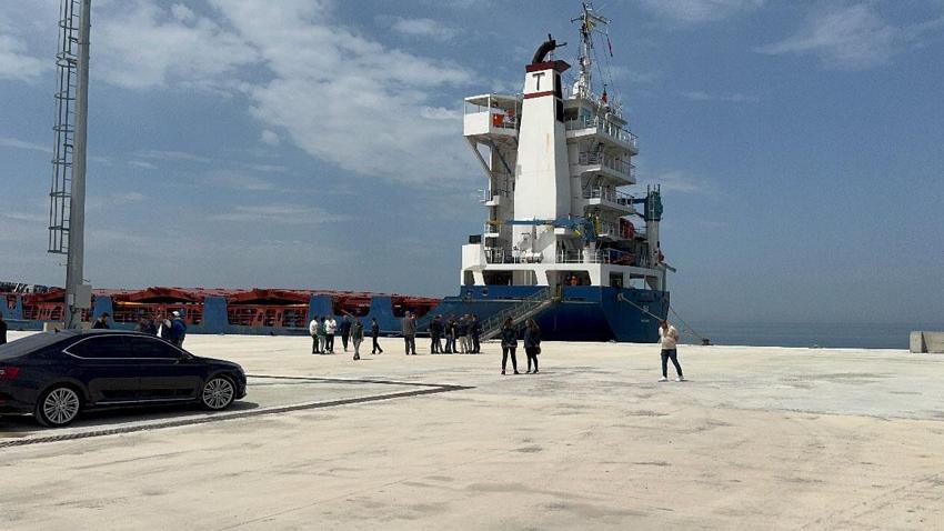 Zonguldak'ın Alaplı Limanı'nda tarihi gün yaşandı, yeni rıhtıma ilk gemi yanaştı