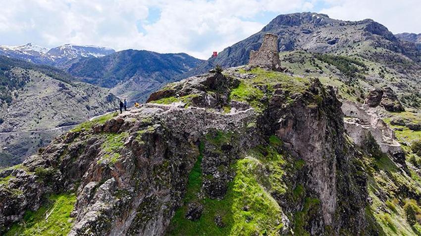 Gümüşhane’de adrenalin ve tarih bir arada: Canca Kalesi ziyaretçi akınına uğradı