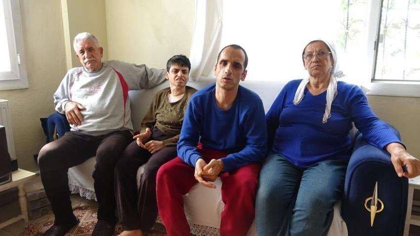 Hatay'da 3 engelli evladına gözü gibi bakıyor: Tek isteği var
