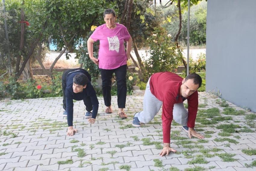 Hatay'da 3 engelli evladına gözü gibi bakıyor: Tek isteği var