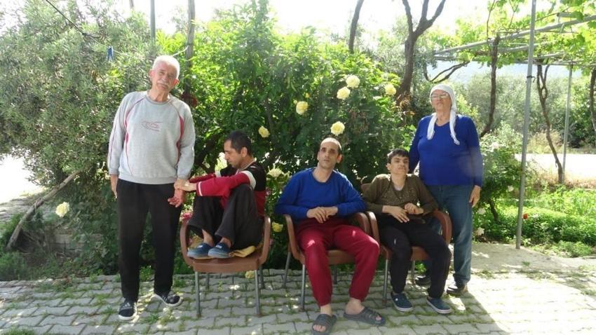 Hatay'da 3 engelli evladına gözü gibi bakıyor: Tek isteği var