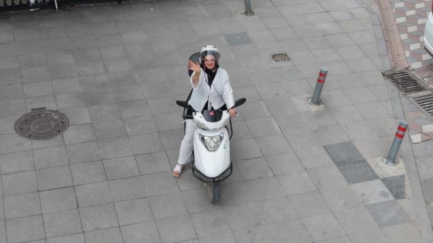 Çorumlu kadın evde anne, sokakta motokurye: Azmiyle çevresine örnek oluyor