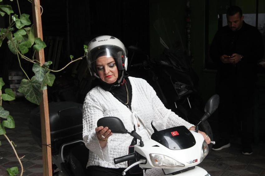Çorumlu kadın evde anne, sokakta motokurye: Azmiyle çevresine örnek oluyor