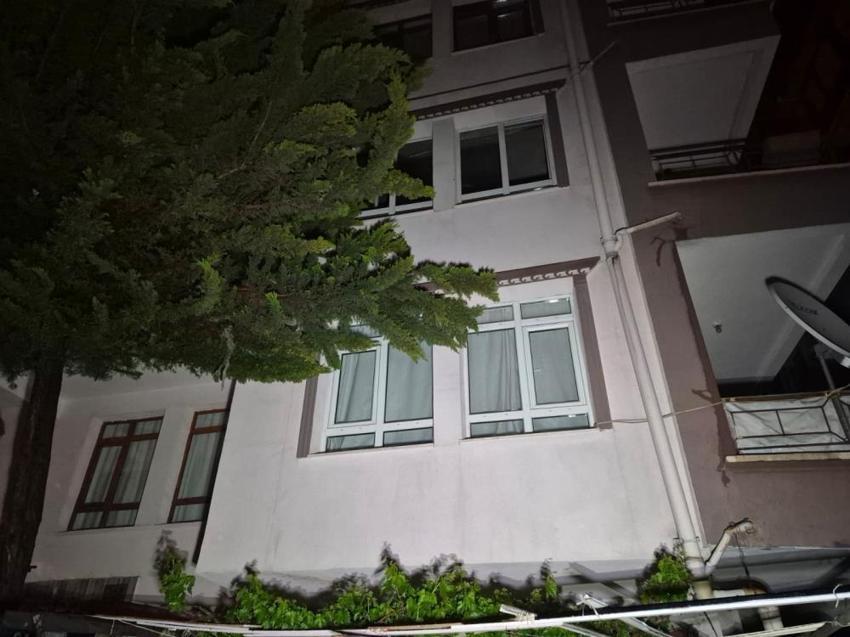 Keçiören'de ilginç ağaç yangını! İtfaiye 'tehlike yok' dedi, birkaç saat sonra binaya sıçradı