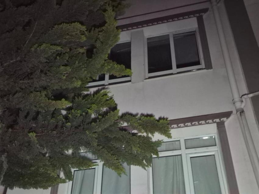 Keçiören'de ilginç ağaç yangını! İtfaiye 'tehlike yok' dedi, birkaç saat sonra binaya sıçradı