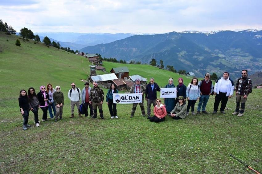 Gümüşhane'de 12 kilometrede fark ettiler: Kar altından bahara yolculuk!