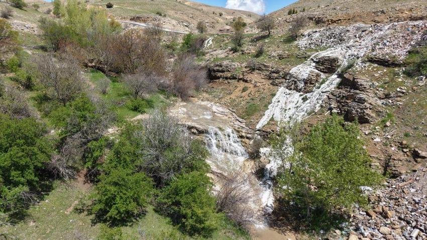Elazığ'da 70 yıl önce kuruyan şelale yağışlarla yeniden canlandı
