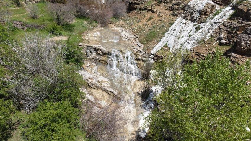 Elazığ'da 70 yıl önce kuruyan şelale yağışlarla yeniden canlandı