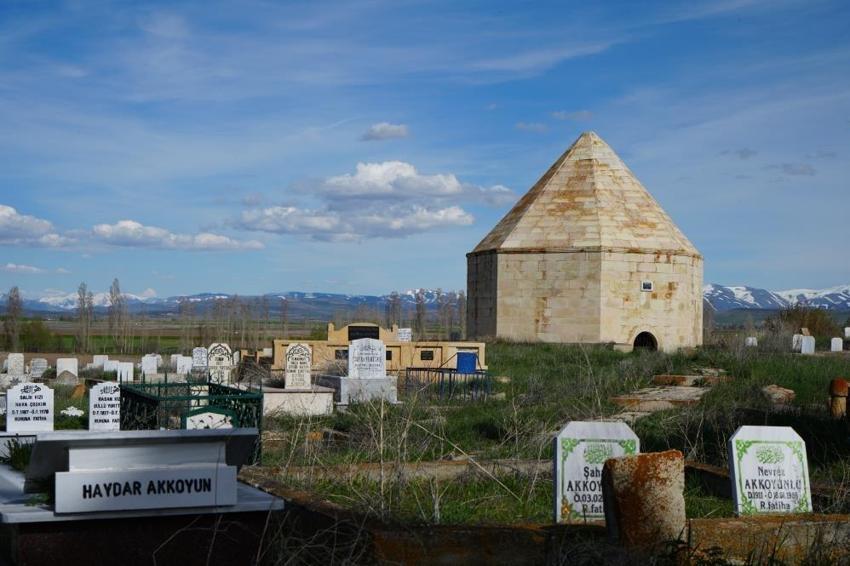 Hükümdar mezarının tarihe ışık tutuyor: Bayburt'ta kayıtlar bulundu, 1530'a kadar gidiyor
