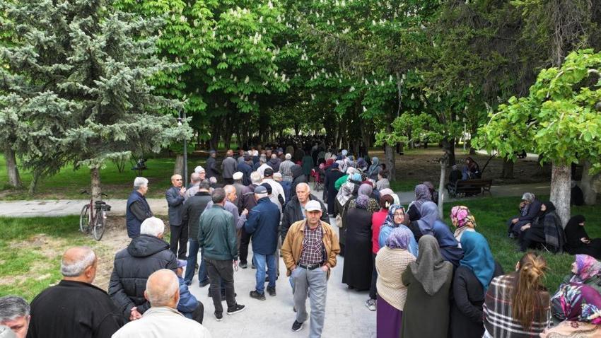 Kayseri'de ücretsiz dağıtıldı! 300 bin adet kapış kapış gitti: Alan bahçesine koştu
