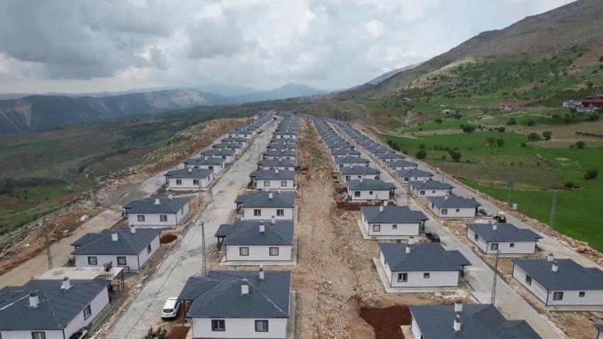 Adıyaman'da depremin izleri siliniyor: Sarp kayalıklar üzerine inşa edilen köy evleri sahiplerine teslim edildi