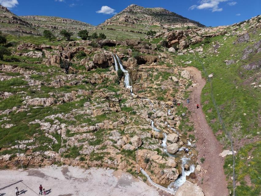 Hafta sonu ziyaretçi akınına uğruyor! GAP Şelalesi coştu: Görenler hayran kalıyor
