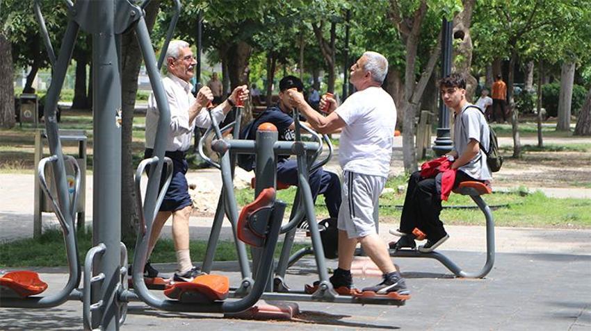 Adana cayır cayır! Termometreler resmen yandı, vatandaşlar harıl harıl serin yer aradı
