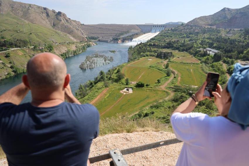 Keban Barajı'nda olağanüstü hal! Elazığlılar telefonlarına sarılarak o anları görüntüledi