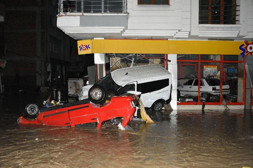 Samsun'u sağanak yağışlar vurdu! Havza'da selde can pazarı yaşandı: Sel sularına kapıldı hayata böyle tutundu