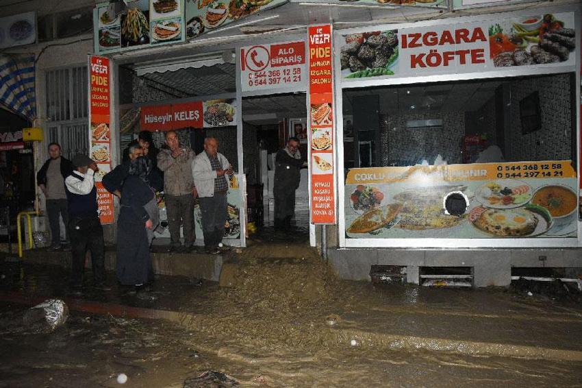 Samsun'u sağanak yağışlar vurdu! Havza'da selde can pazarı yaşandı: Sel sularına kapıldı hayata böyle tutundu