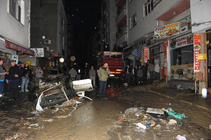Samsun'u sağanak yağışlar vurdu! Havza'da selde can pazarı yaşandı: Sel sularına kapıldı hayata böyle tutundu