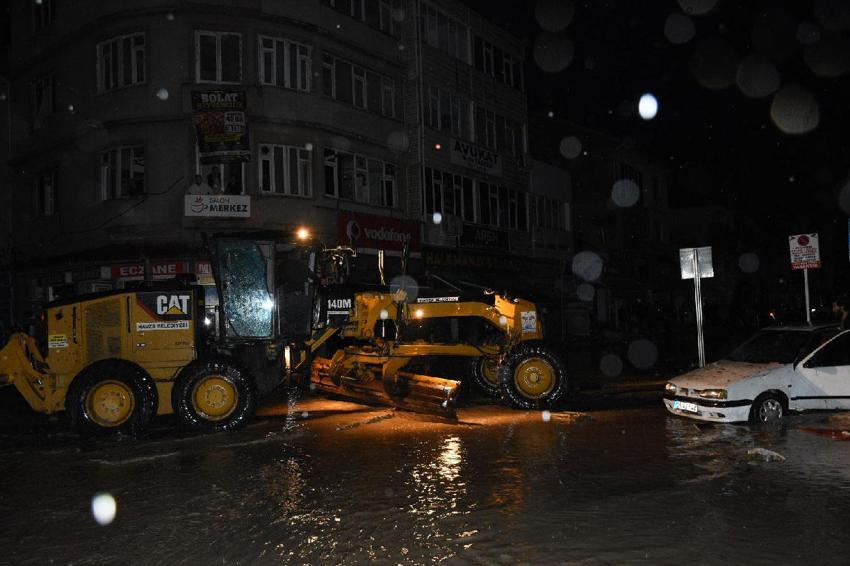 Samsun'u sağanak yağışlar vurdu! Havza'da selde can pazarı yaşandı: Sel sularına kapıldı hayata böyle tutundu