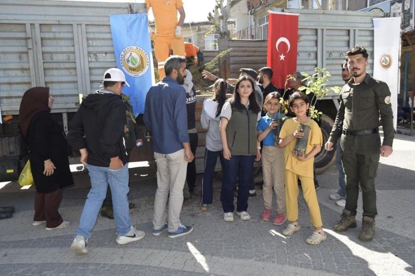 Dicle'de dev fidan dağıtımı gerçekleşti: Bin 500 fidan ücretsiz olarak dağıtıldı