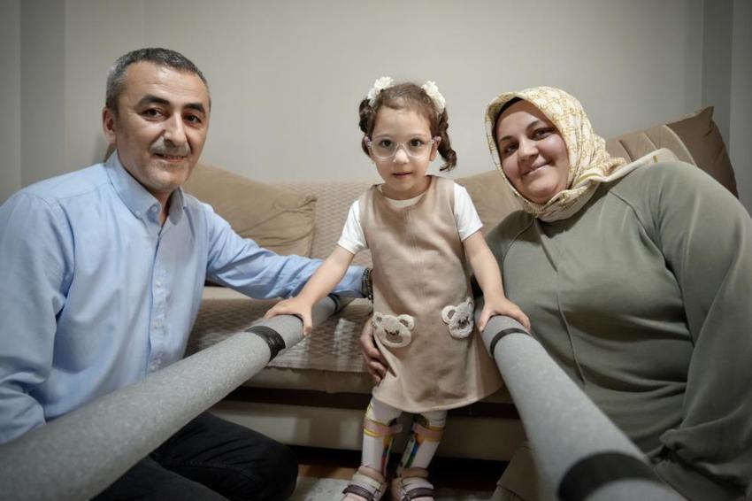 Yüksek fizik tedavi masraflarına alternatif arayan baba, kızı için yürüme bariyeri yaptı: "Baba ben de koşacağım"