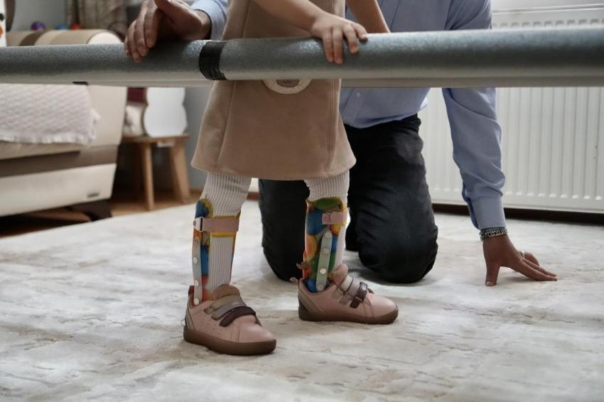 Yüksek fizik tedavi masraflarına alternatif arayan baba, kızı için yürüme bariyeri yaptı: "Baba ben de koşacağım"