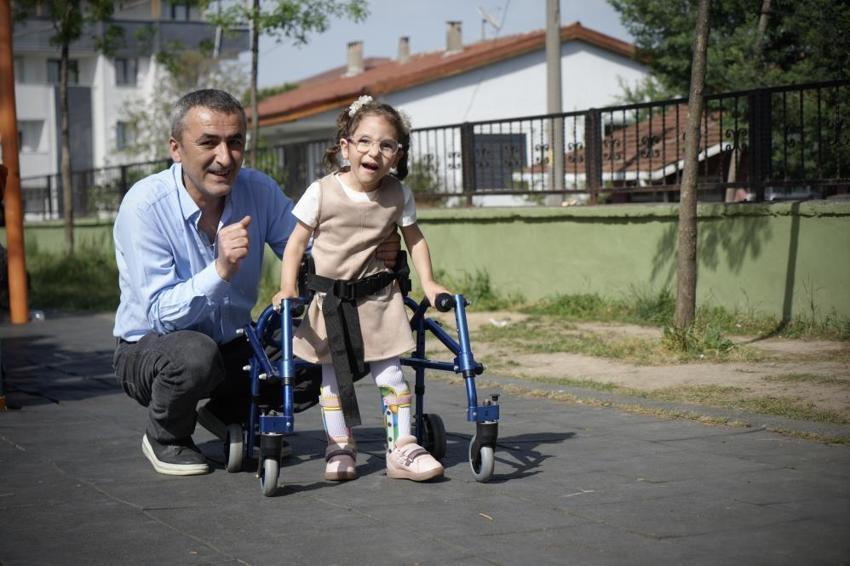 Yüksek fizik tedavi masraflarına alternatif arayan baba, kızı için yürüme bariyeri yaptı: "Baba ben de koşacağım"