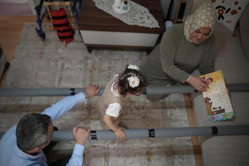 Yüksek fizik tedavi masraflarına alternatif arayan baba, kızı için yürüme bariyeri yaptı: "Baba ben de koşacağım"