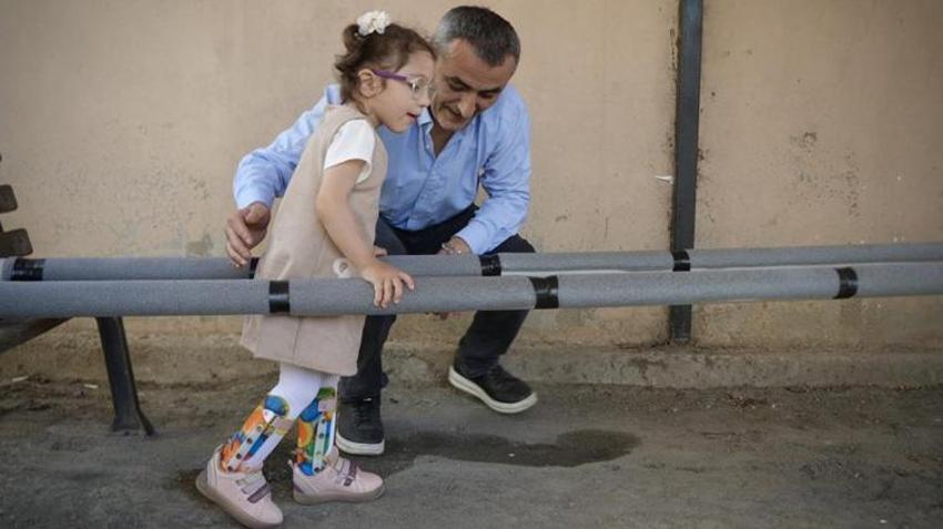 Yüksek fizik tedavi masraflarına alternatif arayan baba, kızı için yürüme bariyeri yaptı: "Baba ben de koşacağım"