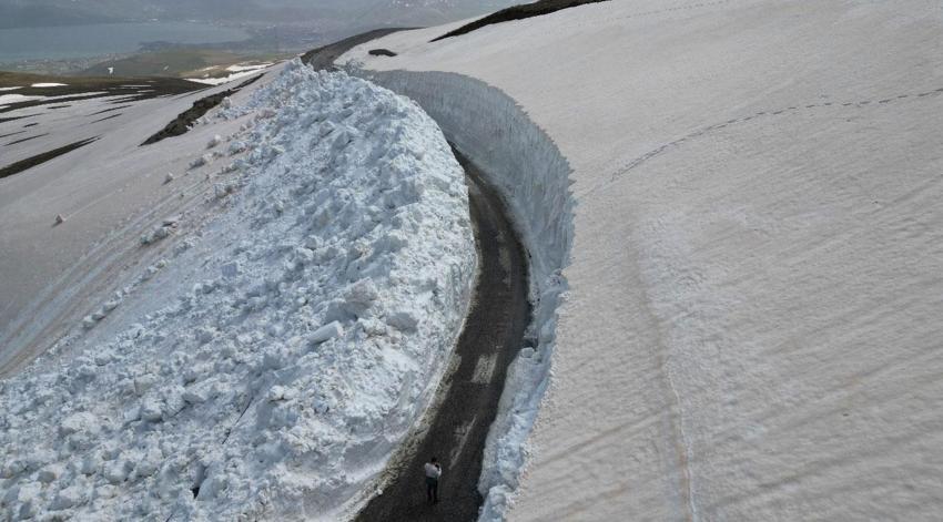 Bitlis'in Nemrut Kalderası'nda kar esareti bitti: 10 metrelik kar duvarları aşıldı