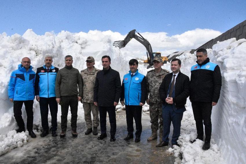 Bitlis'in Nemrut Kalderası'nda kar esareti bitti: 10 metrelik kar duvarları aşıldı