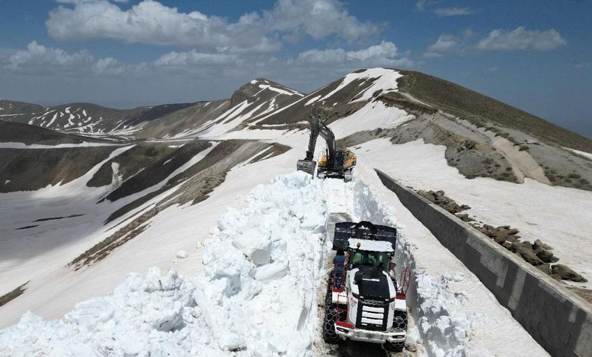 Bitlis'in Nemrut Kalderası'nda kar esareti bitti: 10 metrelik kar duvarları aşıldı