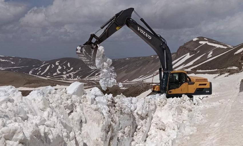 Bitlis'in Nemrut Kalderası'nda kar esareti bitti: 10 metrelik kar duvarları aşıldı