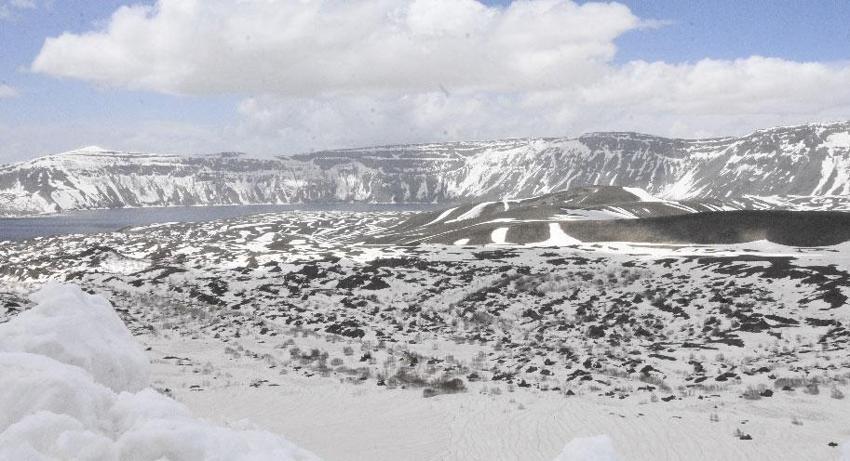 Bitlis'in Nemrut Kalderası'nda kar esareti bitti: 10 metrelik kar duvarları aşıldı