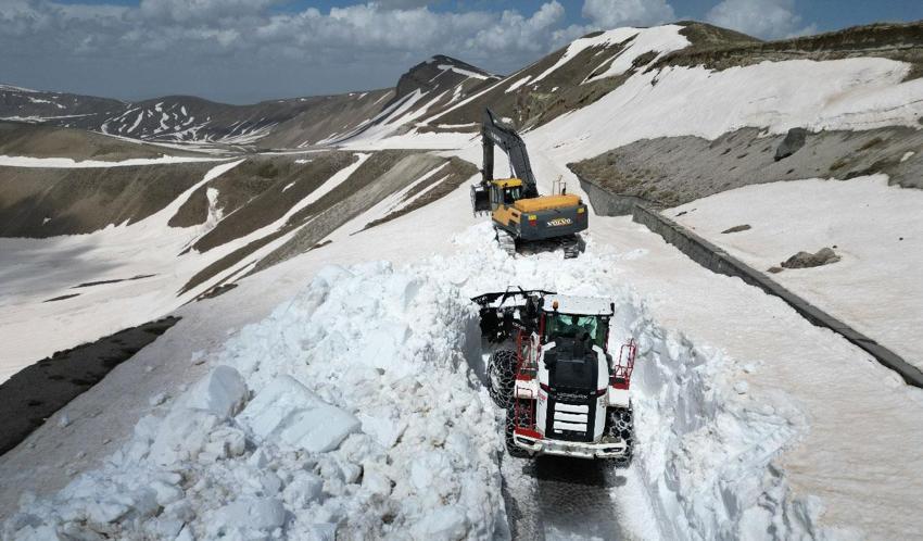 Bitlis'in Nemrut Kalderası'nda kar esareti bitti: 10 metrelik kar duvarları aşıldı