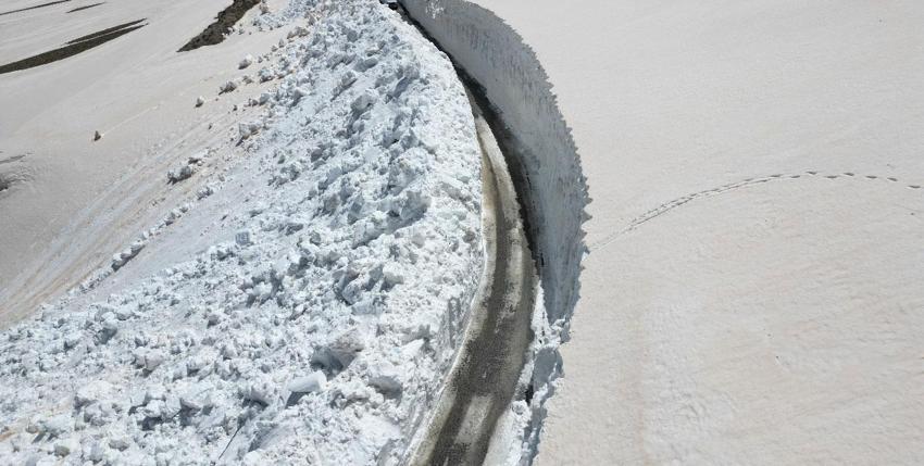 Bitlis'in Nemrut Kalderası'nda kar esareti bitti: 10 metrelik kar duvarları aşıldı