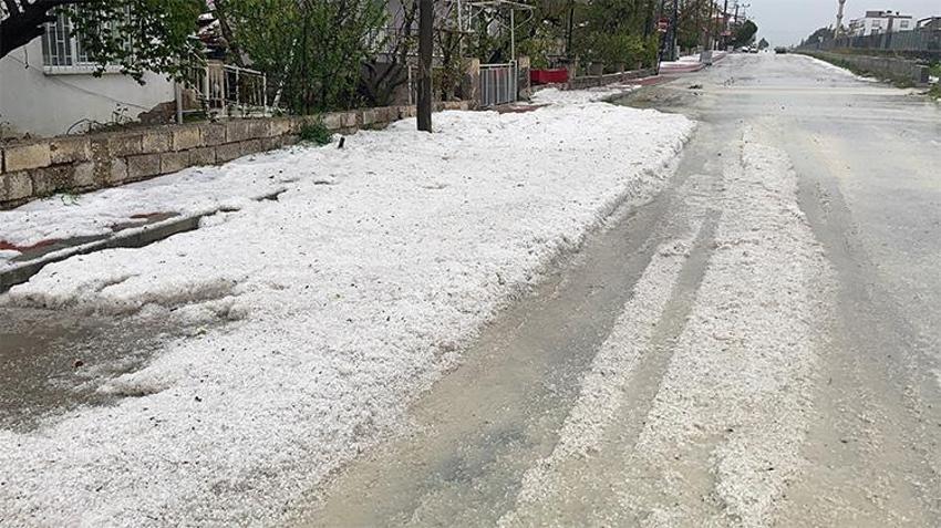 Erzincan'da beklenmedik manzara! Sağanak gitti, dolu geldi