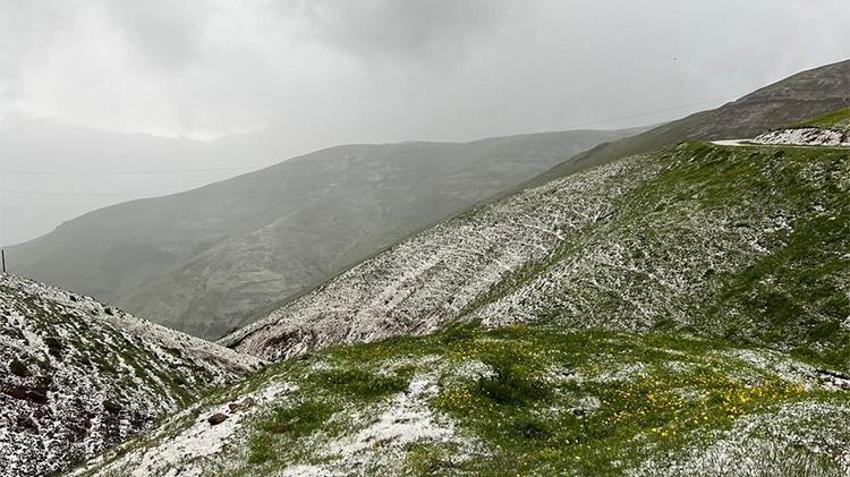 Erzincan'da beklenmedik manzara! Sağanak gitti, dolu geldi