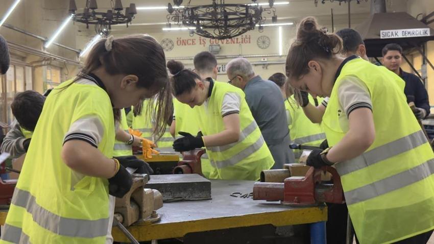 Manisa'da ahilik kültürü uygulamalı olarak yaşatılıyor! Gençler tezgaha geçti: Diplomayı aldığı gün işi hazır