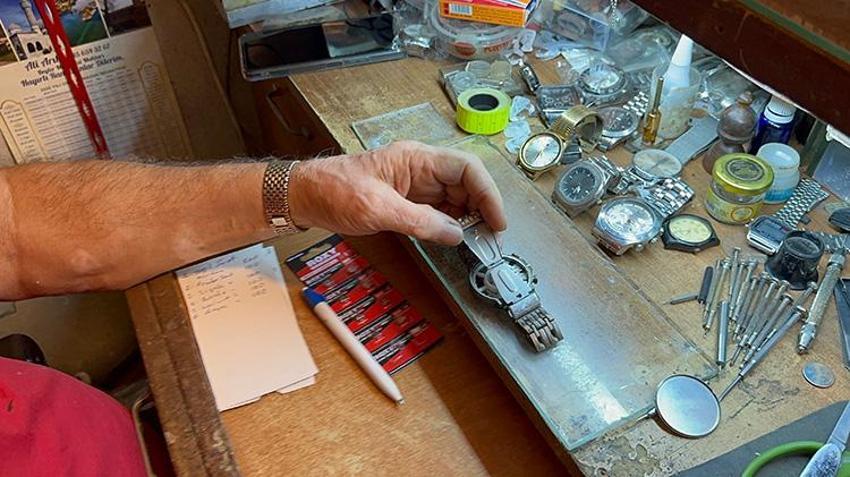 İznikli Ramis usta 50 yıldır saatlere hayat veriyor: 25 metrekarelik iş yerinde 250 eski saati sergiliyor
