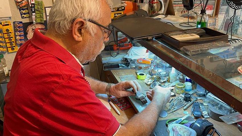 İznikli Ramis usta 50 yıldır saatlere hayat veriyor: 25 metrekarelik iş yerinde 250 eski saati sergiliyor
