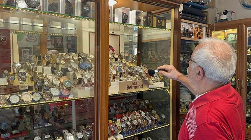 İznikli Ramis usta 50 yıldır saatlere hayat veriyor: 25 metrekarelik iş yerinde 250 eski saati sergiliyor