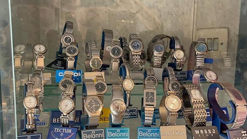 İznikli Ramis usta 50 yıldır saatlere hayat veriyor: 25 metrekarelik iş yerinde 250 eski saati sergiliyor