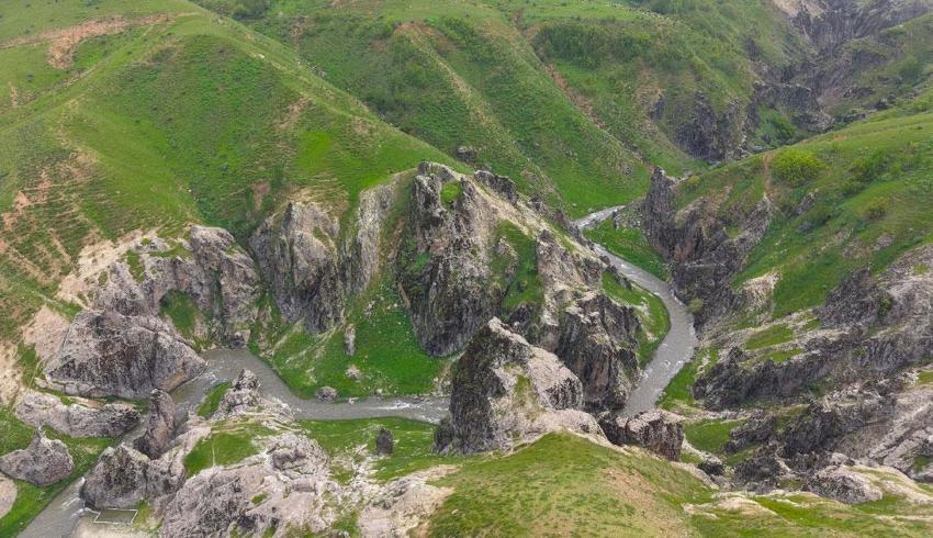 Muş'un saklı cenneti Kızılağaç Kanyonu etkileyici manzarası, doğal yürüyüş alanları ve huzurlu atmosferiyle doğaseverleri bekliyor