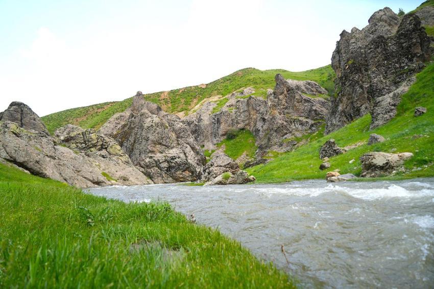 Muş'un saklı cenneti Kızılağaç Kanyonu etkileyici manzarası, doğal yürüyüş alanları ve huzurlu atmosferiyle doğaseverleri bekliyor