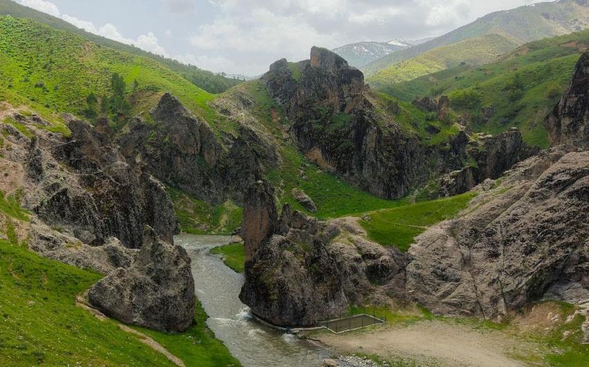 Muş'un saklı cenneti Kızılağaç Kanyonu etkileyici manzarası, doğal yürüyüş alanları ve huzurlu atmosferiyle doğaseverleri bekliyor