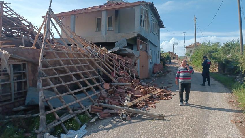 Sungurlu'nun Oyaca köyünde hortum ortalığı savaş alanına çevirdi